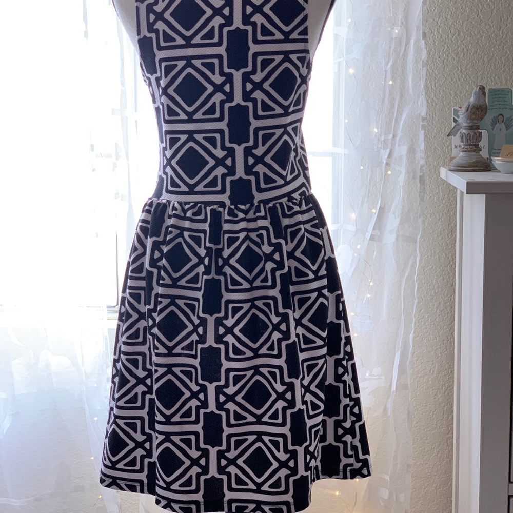Everly black and white modern print picot dress M